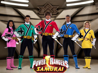 Les Power Rangers Samurai sont prêts à passer à l’action dans leurs costumes colorés emblématiques, prêts à protéger le monde contre le mal de Master Xandred et ses minions Nighlok.